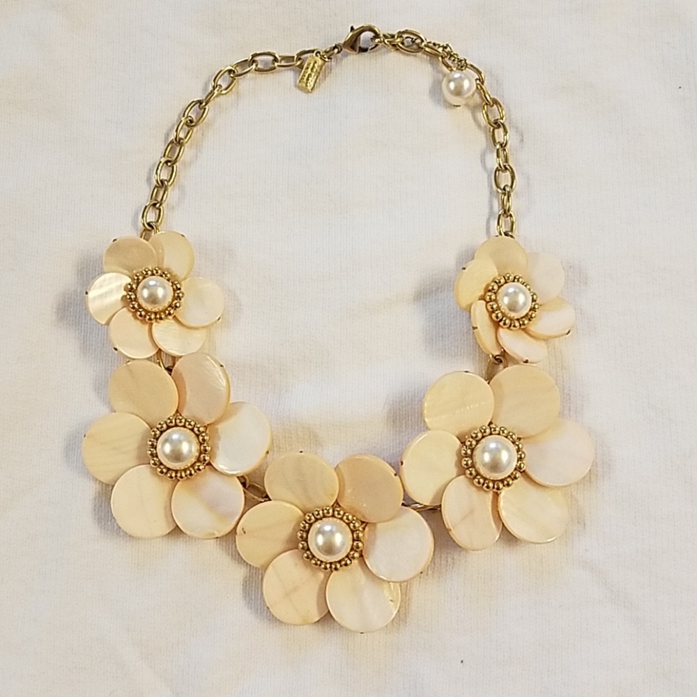 Auth Kate Spade shell and pearl neck. Price firm